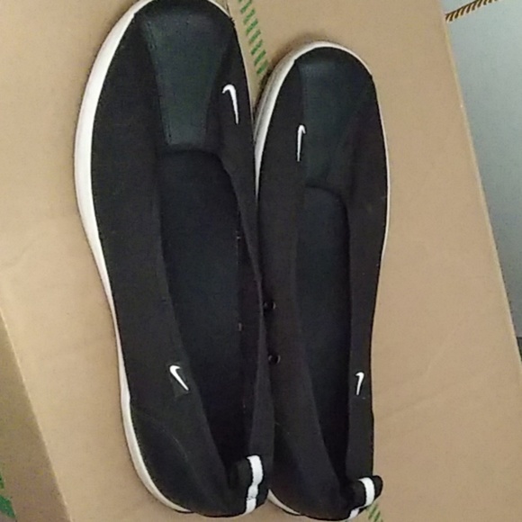 Nike Shoe - Picture 1 of 2